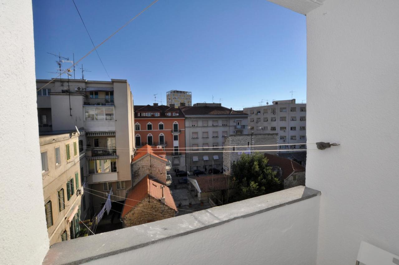 Room & Studio In The Centre Split Exterior photo