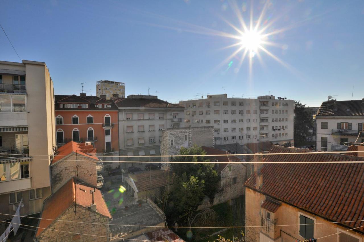 Room & Studio In The Centre Split Exterior photo
